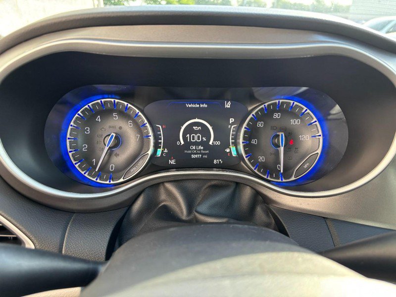 Used 2024 Chrysler Pacifica Touring-L FWD image 23
