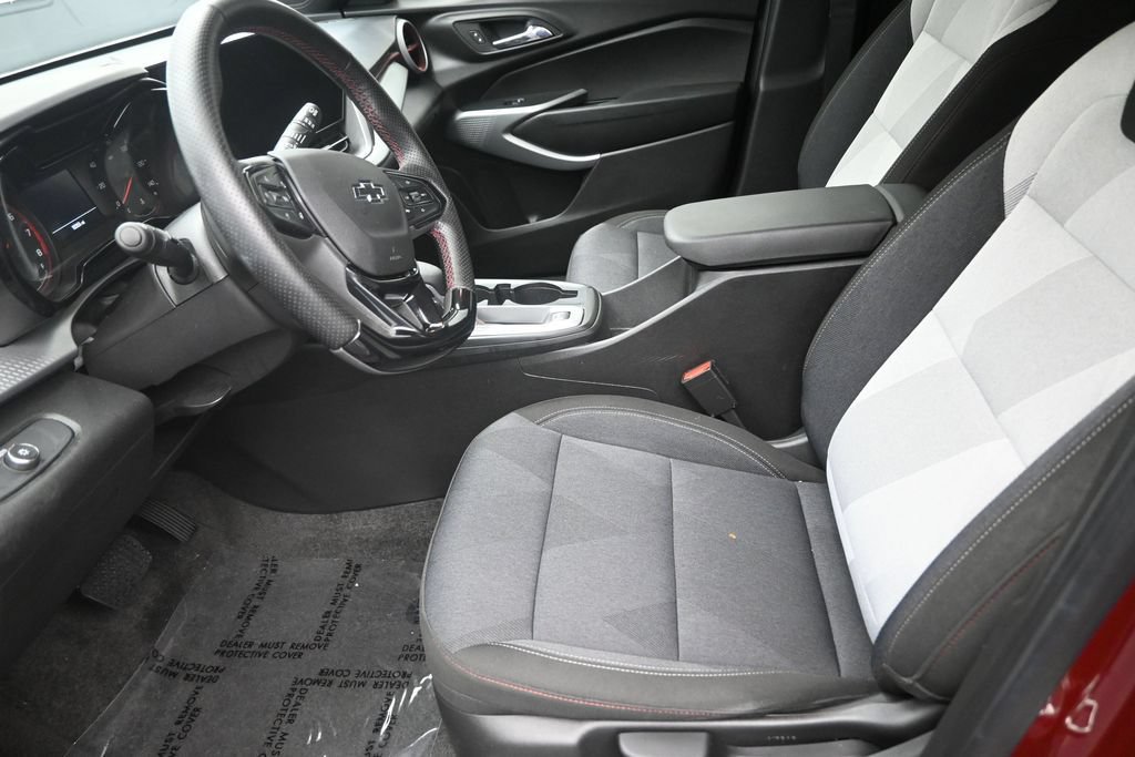 Used 2025 Chevrolet Trax RS FWD image 12