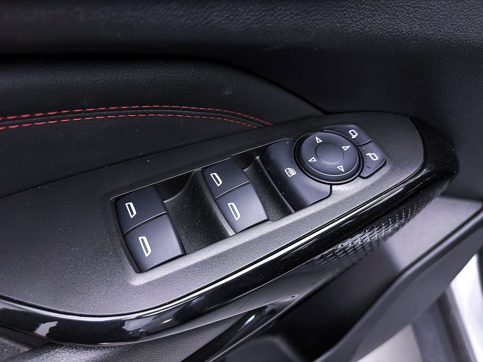Used 2024 Chevrolet Trax RS w/ Sunroof Package FWD image 16