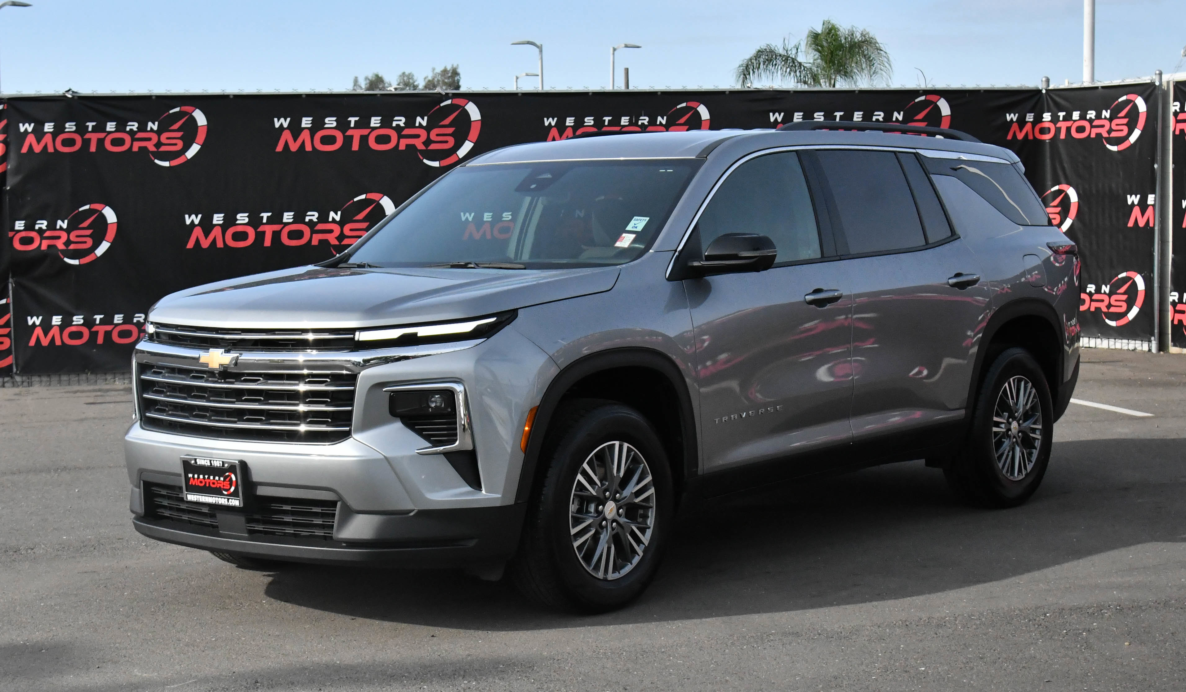 Used 2024 Chevrolet Traverse LT image 3