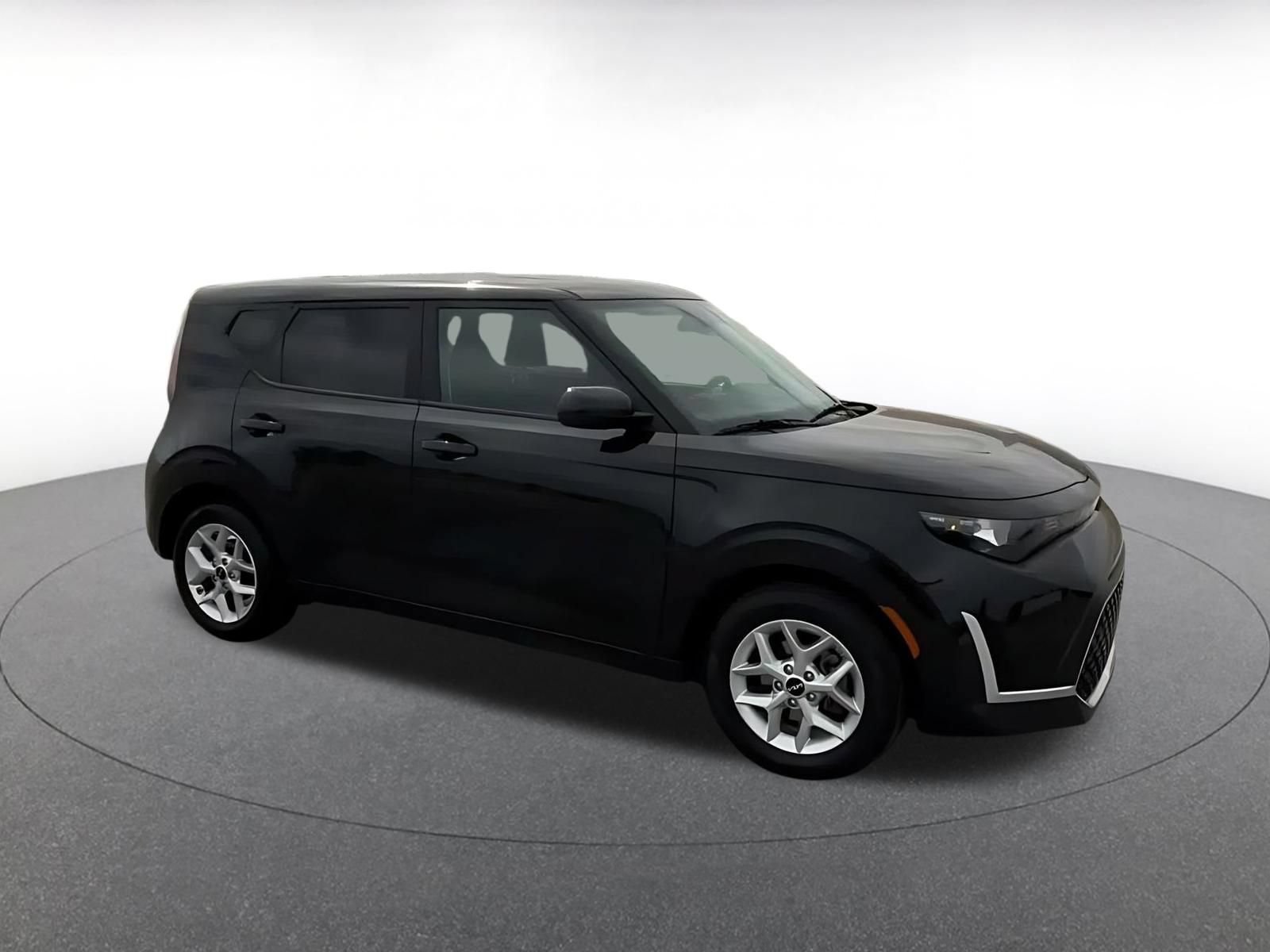 Used 2025 Kia Soul LX w/ LX Technology Package FWD image 2
