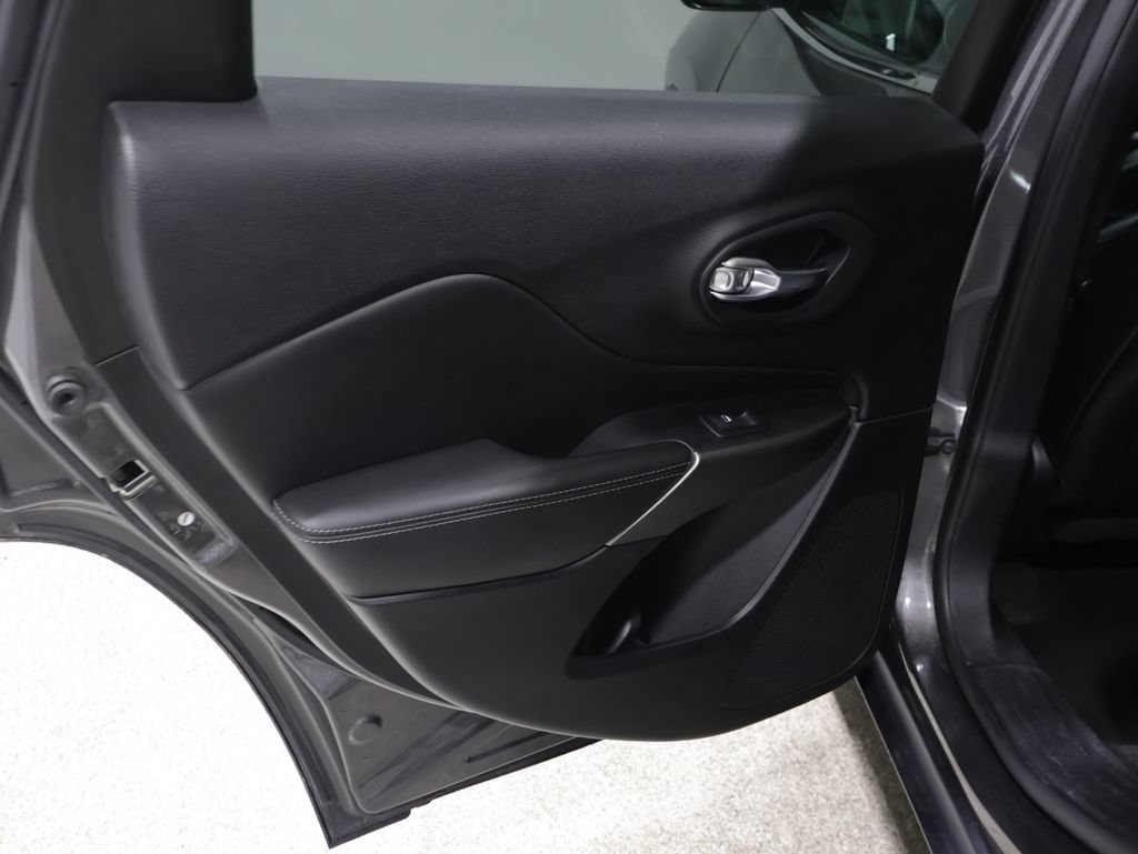 Used 2021 Jeep Cherokee Limited AWD/4WD image 18