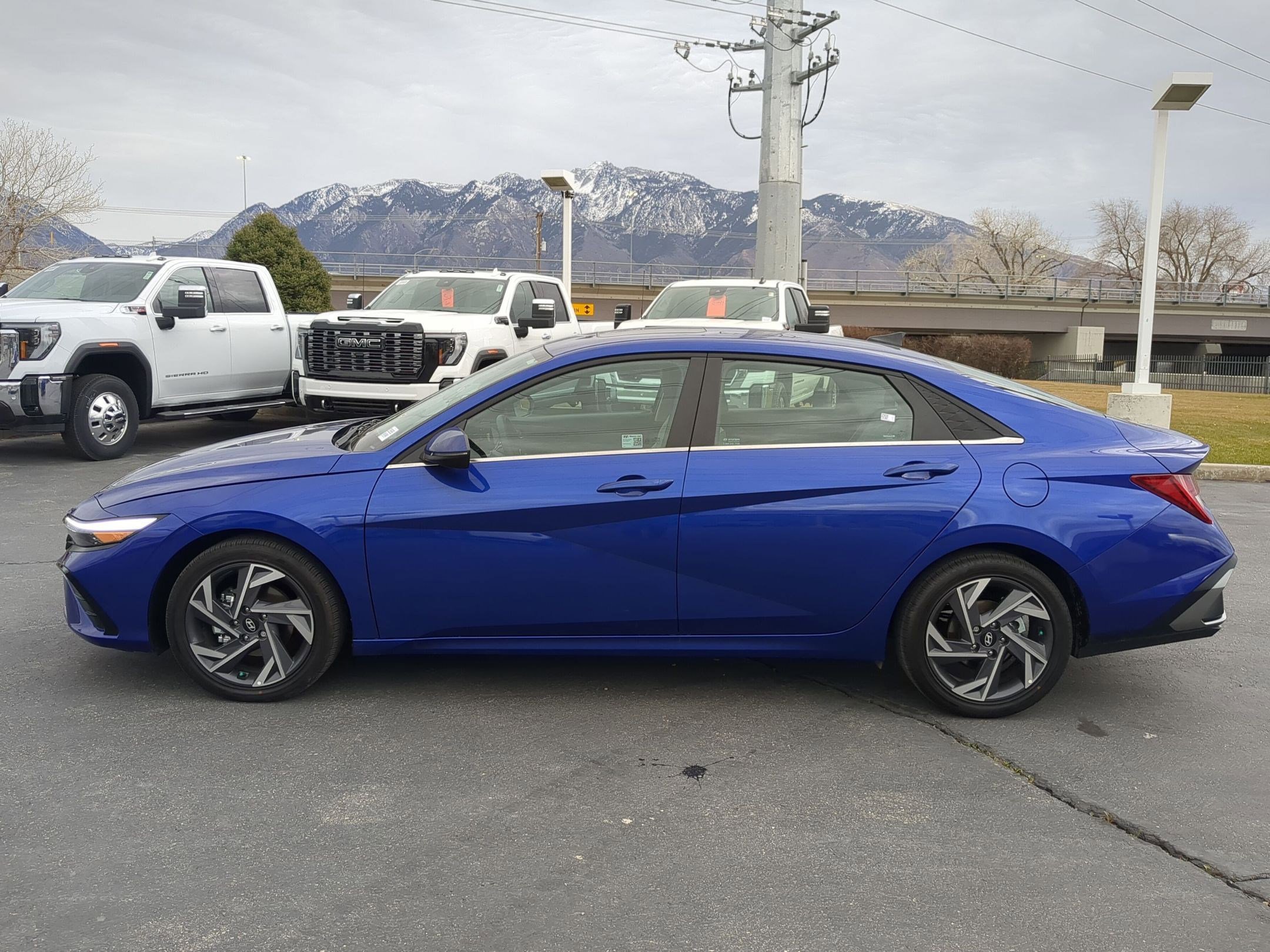 Used 2025 Hyundai Elantra Limited image 3