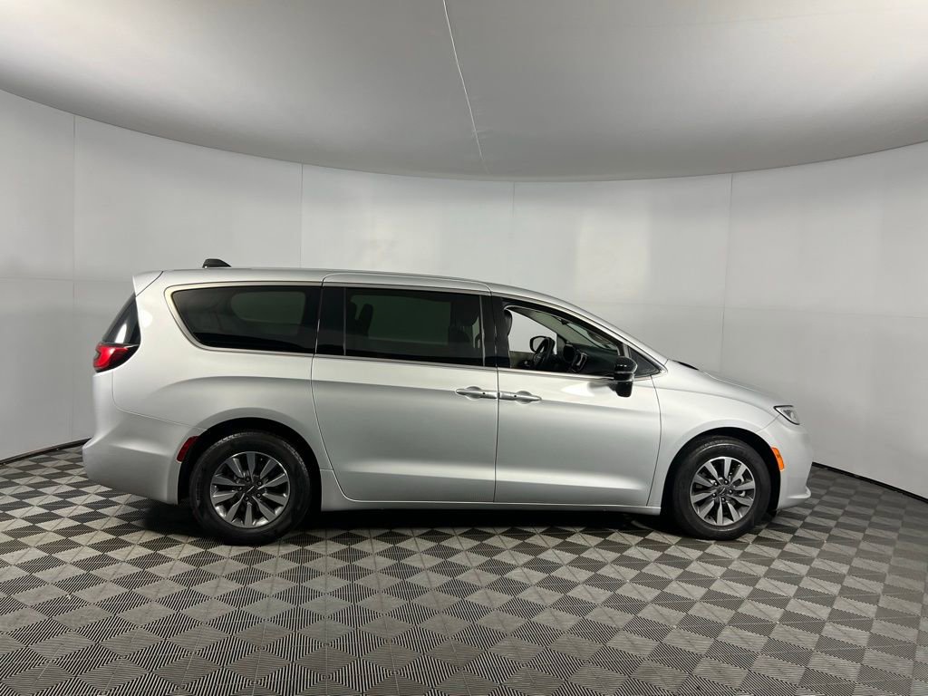 Used 2024 Chrysler Pacifica Select image 5