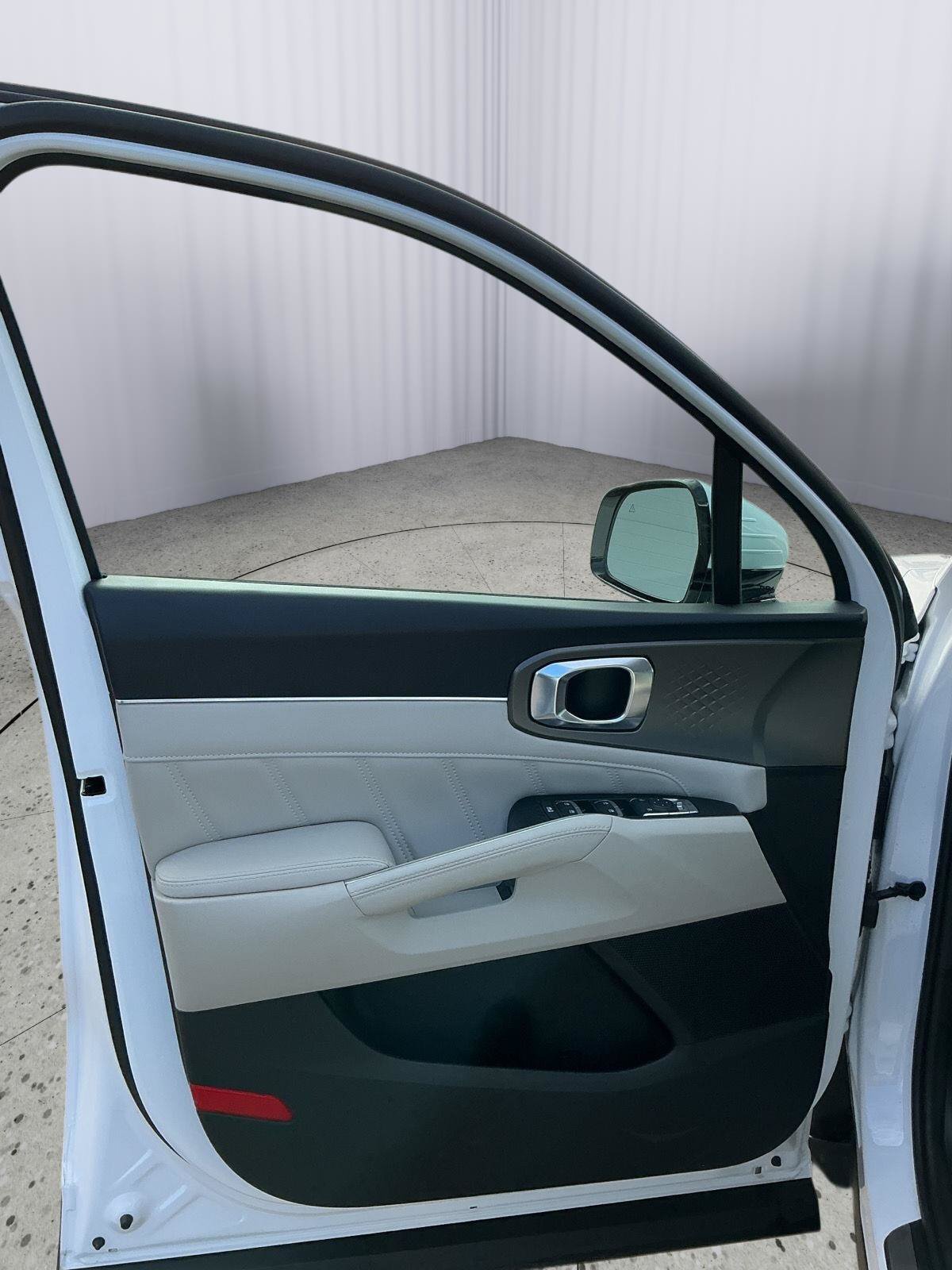 Used 2025 Kia Sorento SX FWD image 17