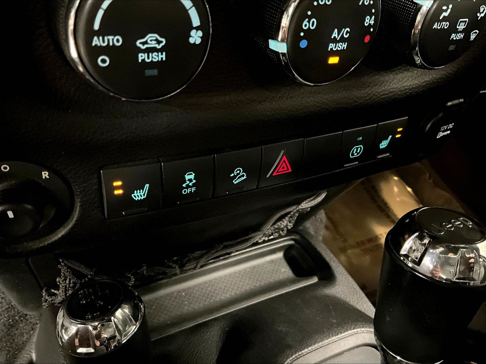 Used 2015 Jeep Wrangler Unlimited Sahara w/ Connectivity Group AWD/4WD image 35