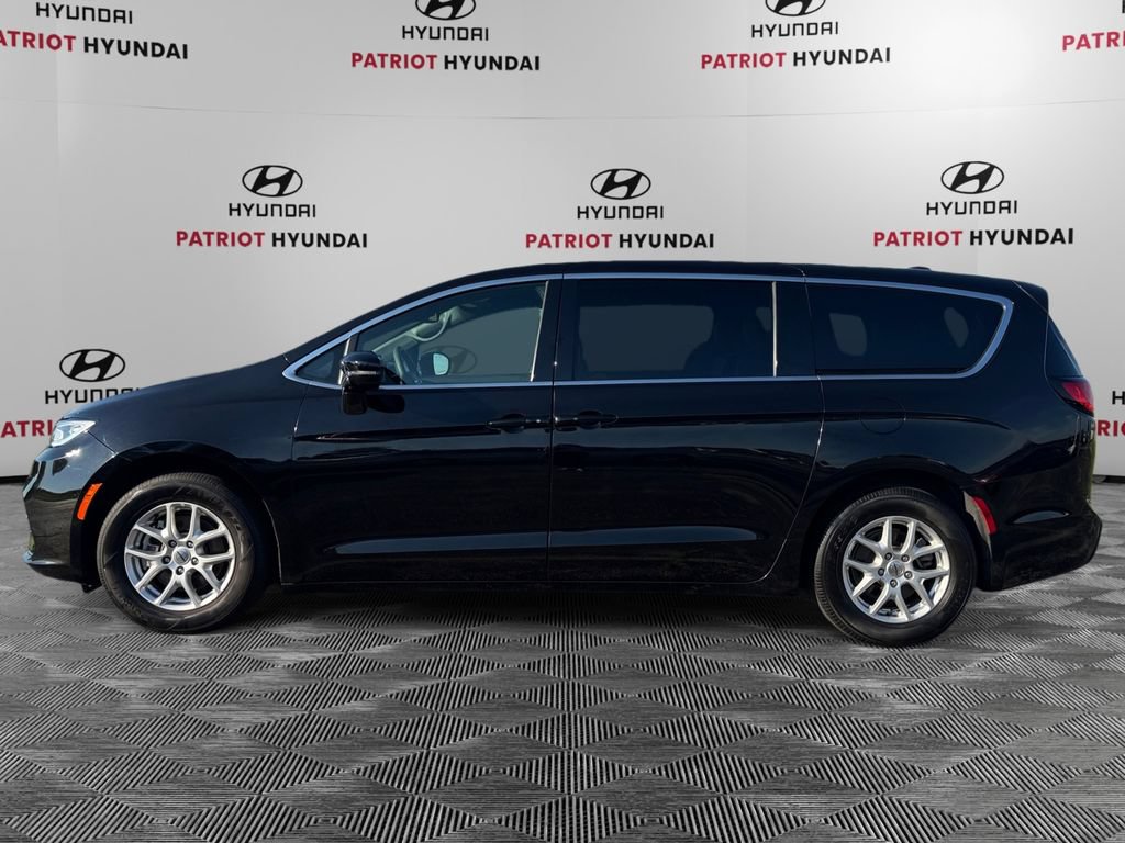 Used 2025 Chrysler Pacifica Select FWD image 6