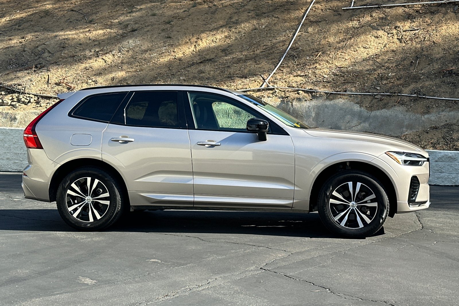 Certified 2025 Volvo XC60 B5 Core AWD/4WD image 3