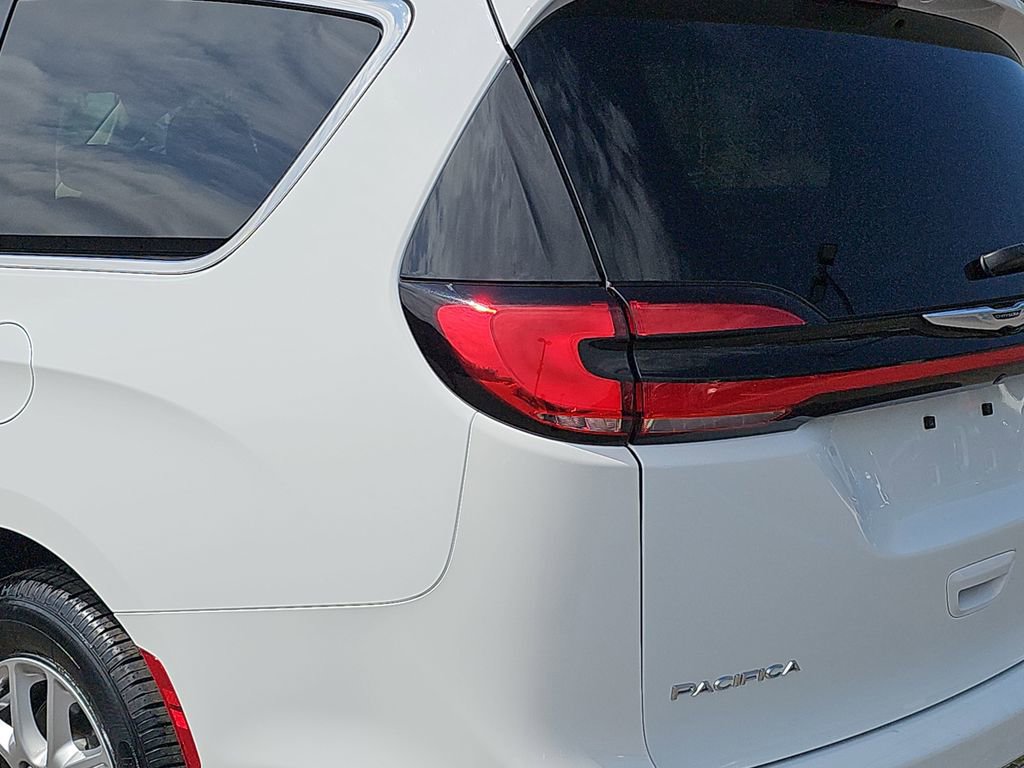 Used 2023 Chrysler Pacifica Touring-L image 37