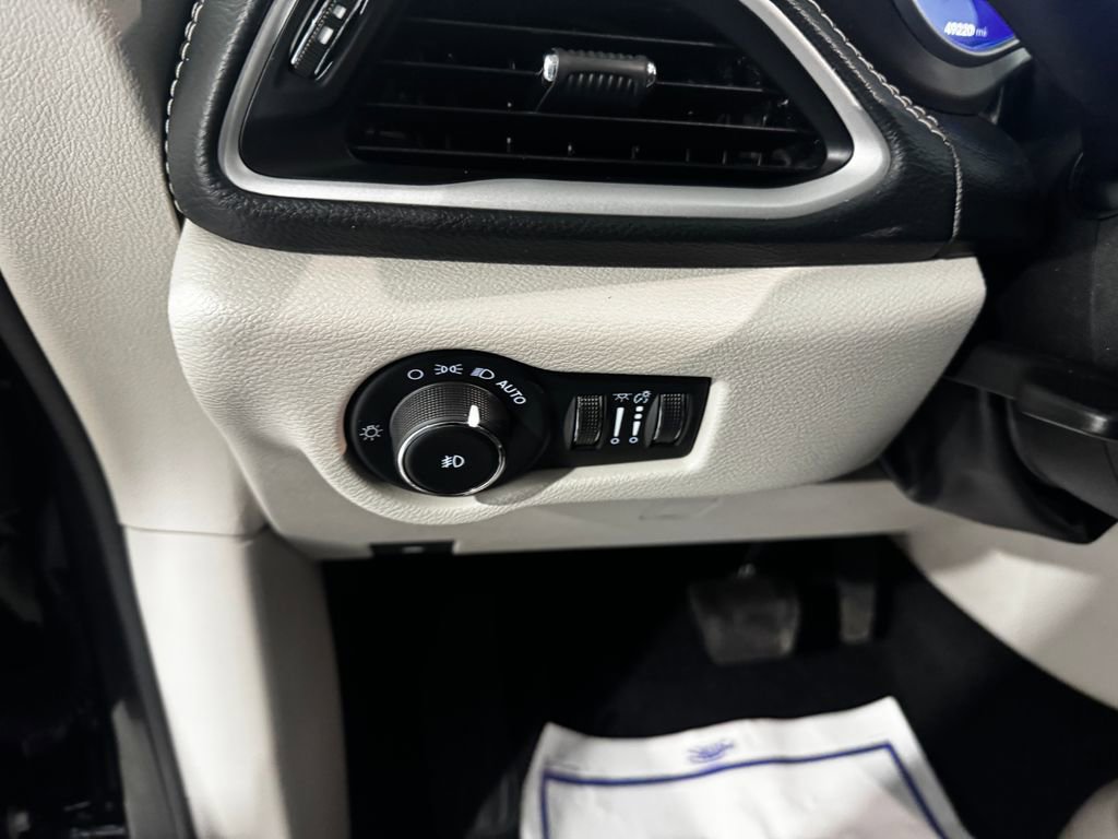 Used 2023 Chrysler Pacifica Touring-L image 35