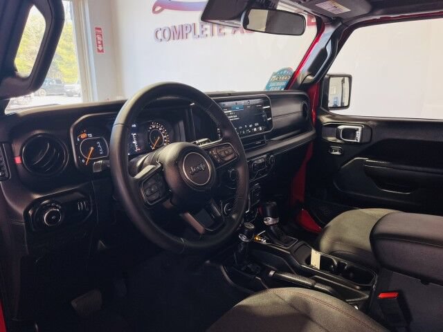 Used 2025 Jeep Wrangler Unlimited Rubicon AWD/4WD image 8