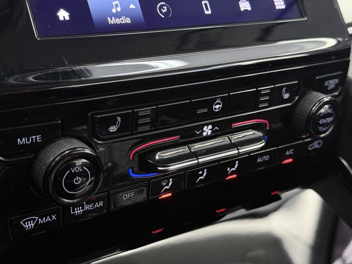 Used 2023 Jeep Grand Cherokee Laredo w/ Luxury Tech Group I image 56