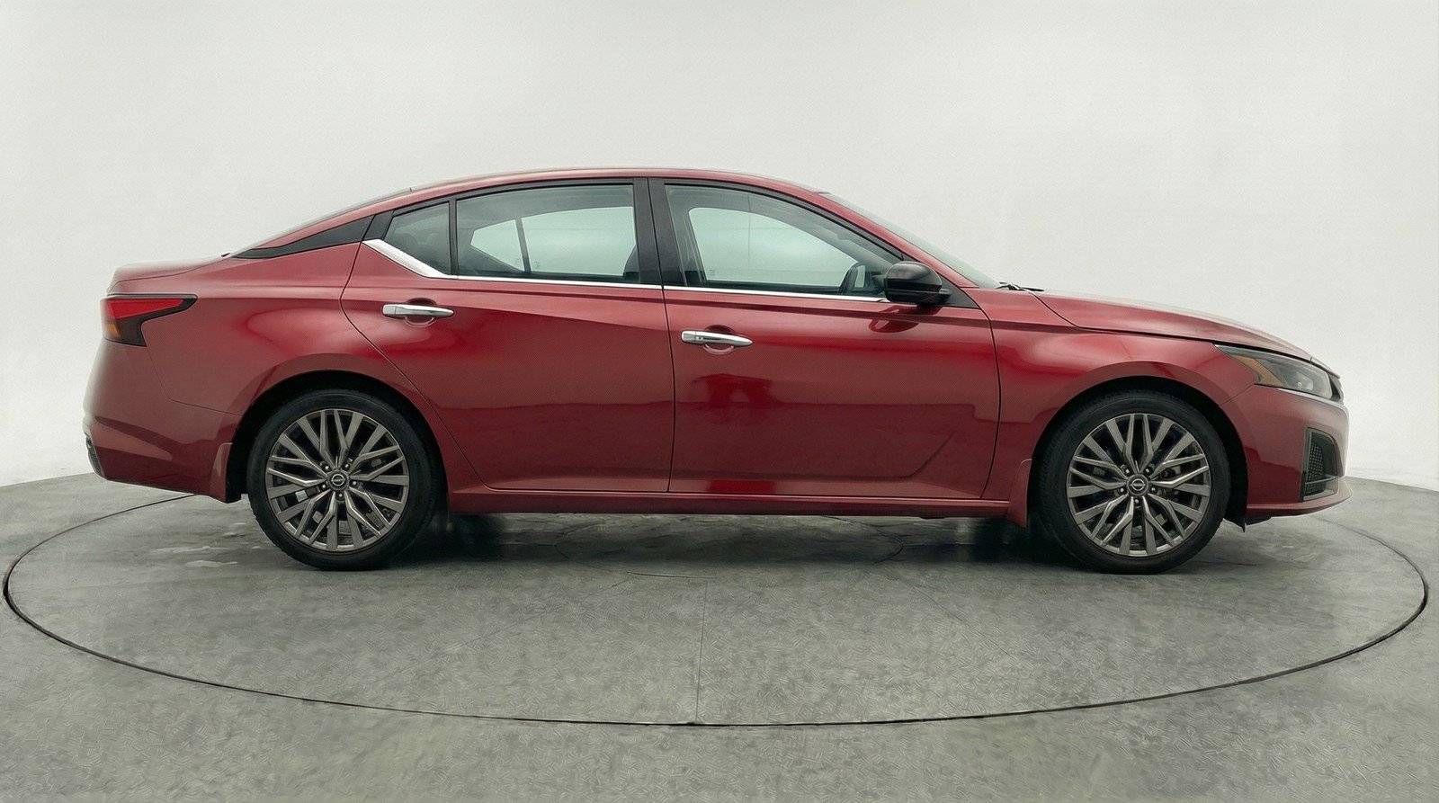 Used 2025 Nissan Altima 2.5 SV image 11