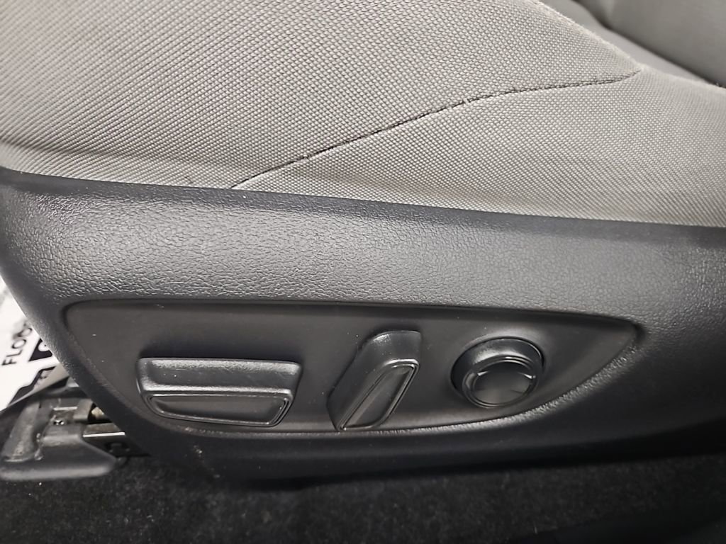 Used 2023 Toyota Venza LE image 13