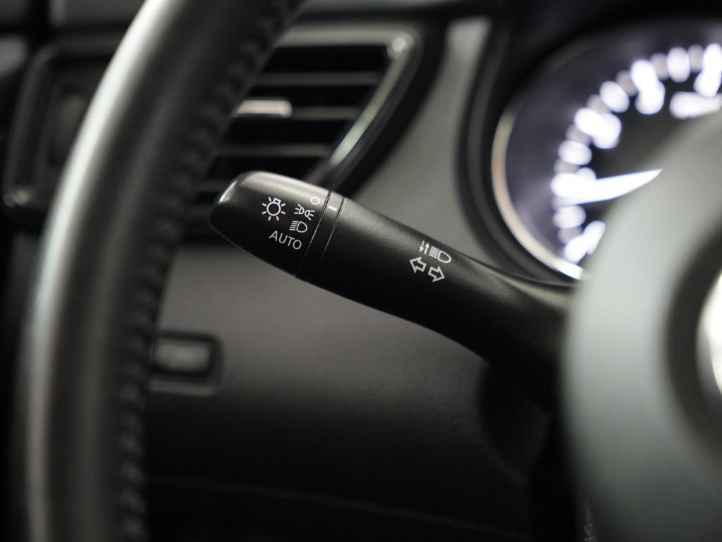 Used 2020 Nissan Rogue SV FWD image 13