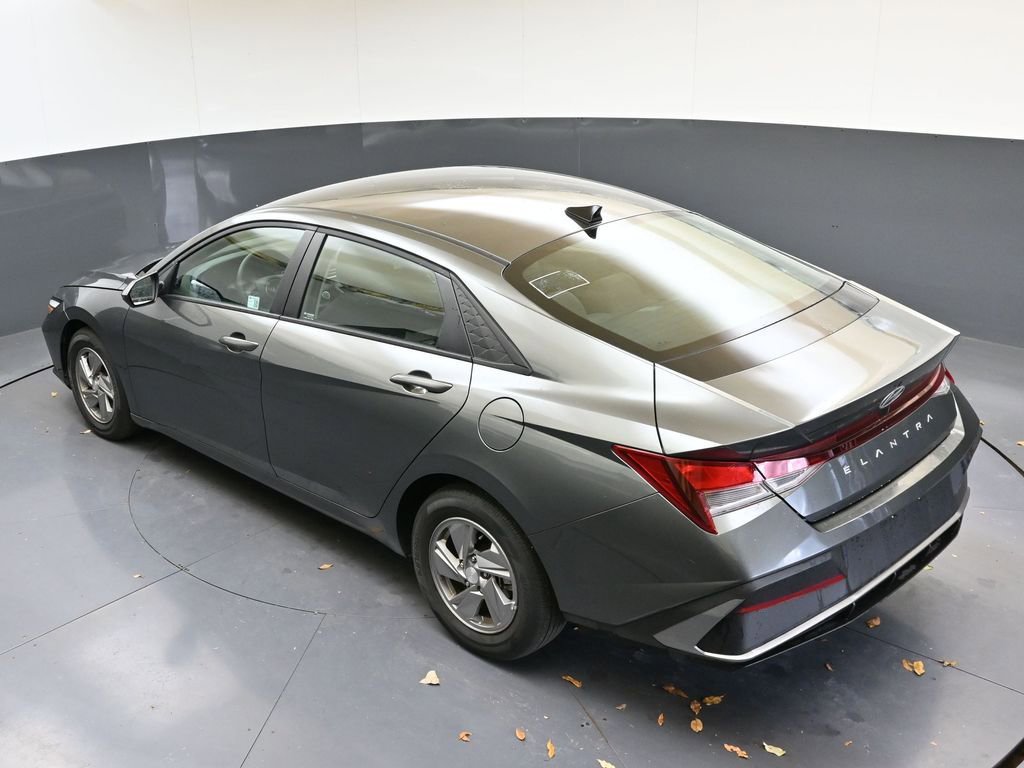 Used 2025 Hyundai Elantra SE image 46