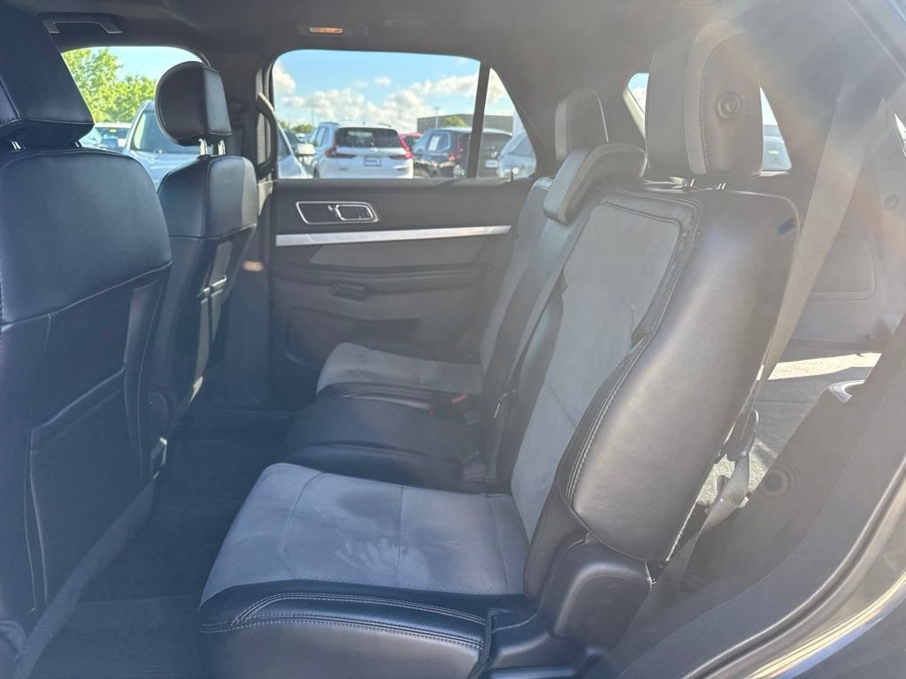 Used 2017 Ford Explorer XLT w/ Equipment Group 202A AWD/4WD image 14
