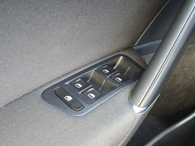 Used 2015 Volkswagen e-Golf Limited Edition image 21