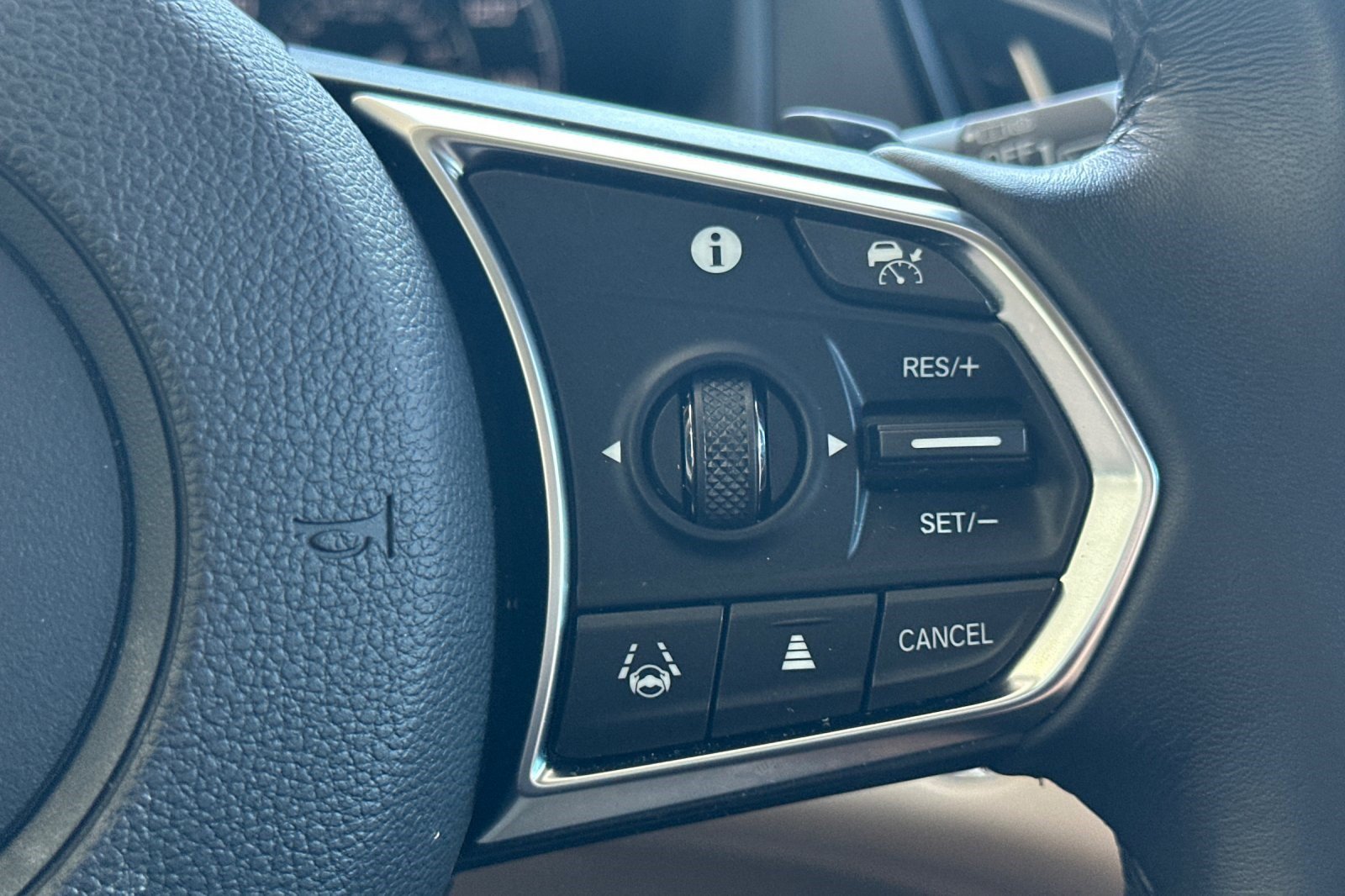 Used 2023 Acura RDX AWD w/ Advance Package image 32