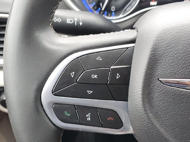 Used 2023 Chrysler Pacifica Touring-L FWD image 22