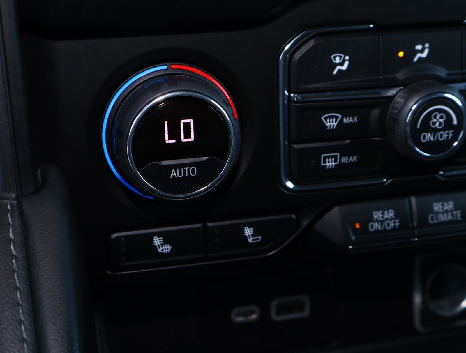 Used 2022 Chevrolet Suburban Z71 w/ Luxury Package image 33