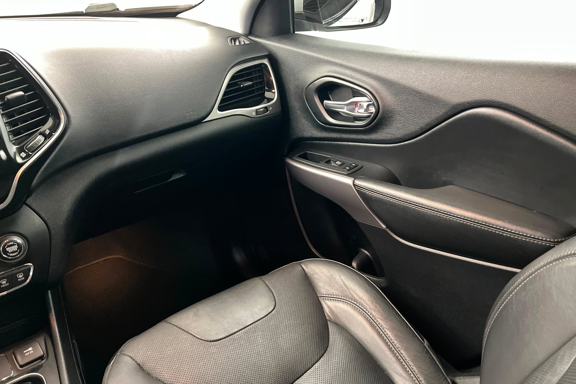 Used 2021 Jeep Cherokee Limited image 10