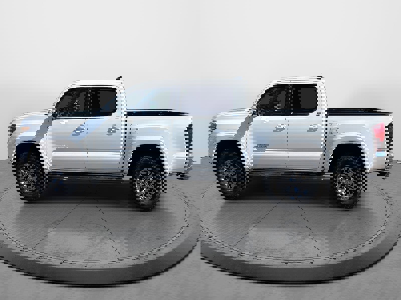 Used 2019 Toyota Tacoma SR5 image 2