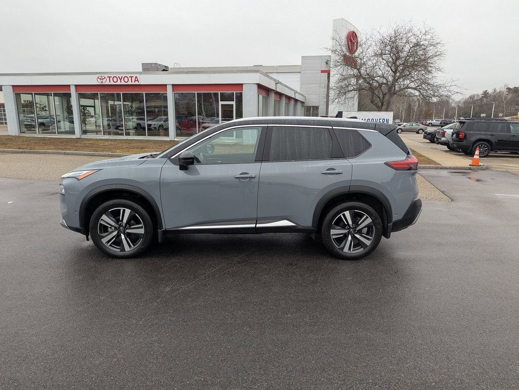 Used 2023 Nissan Rogue Platinum image 2