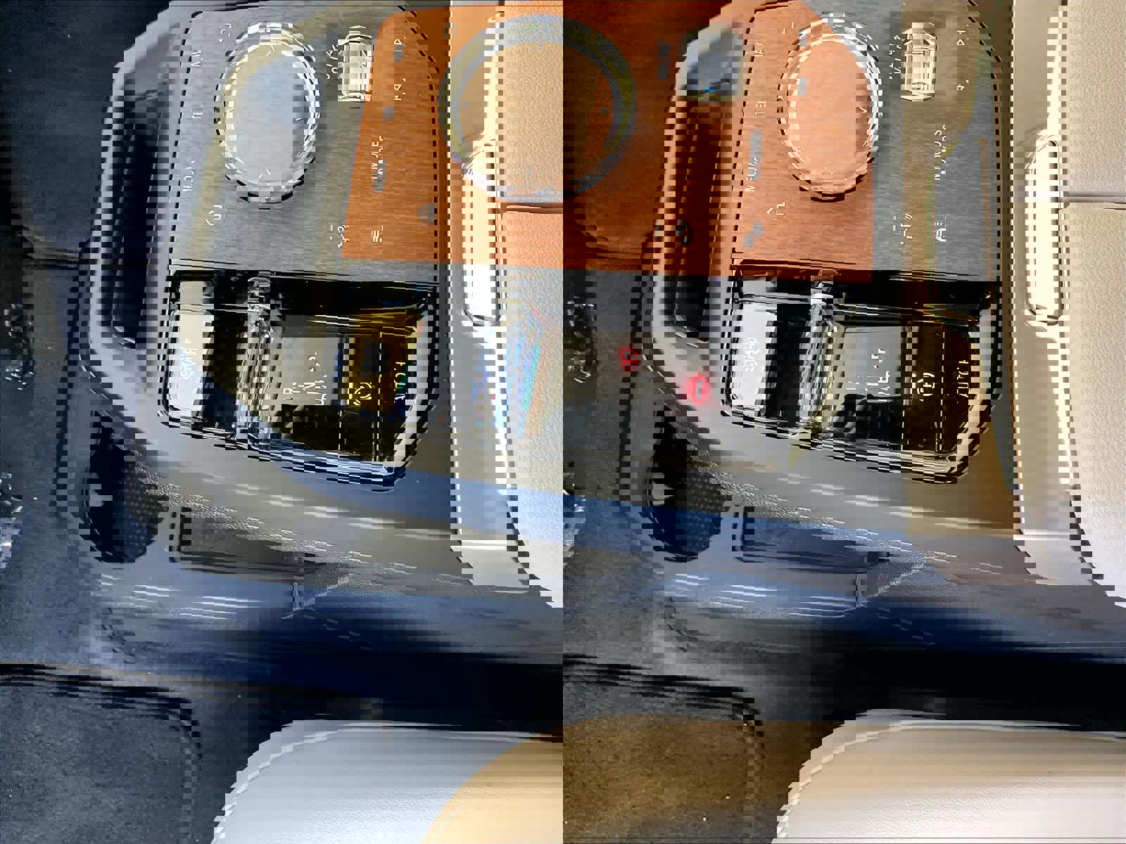 Used 2024 BMW iX xDrive50 w/ Sport Package image 18