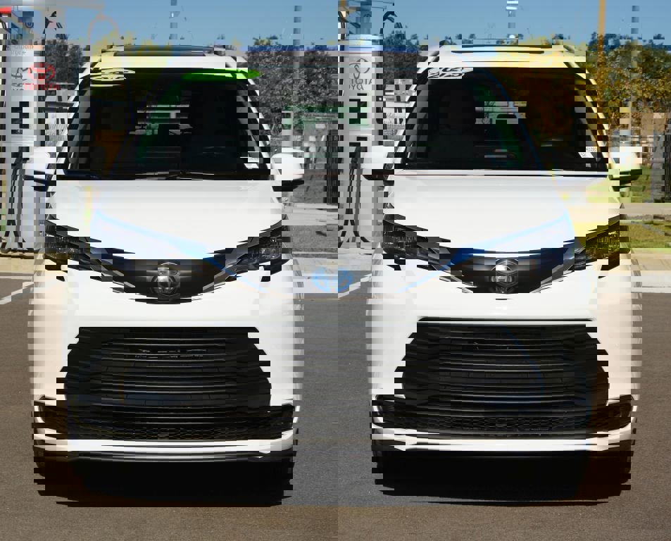 Used 2025 Toyota Sienna LE image 25