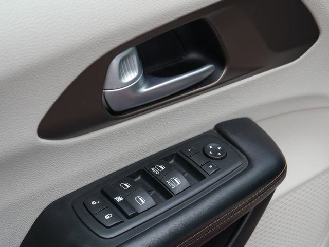 Used 2017 Chrysler Pacifica Touring-L image 14