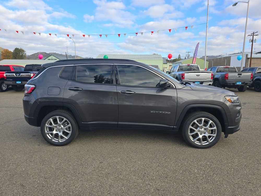 Used 2022 Jeep Compass Latitude AWD/4WD image 6