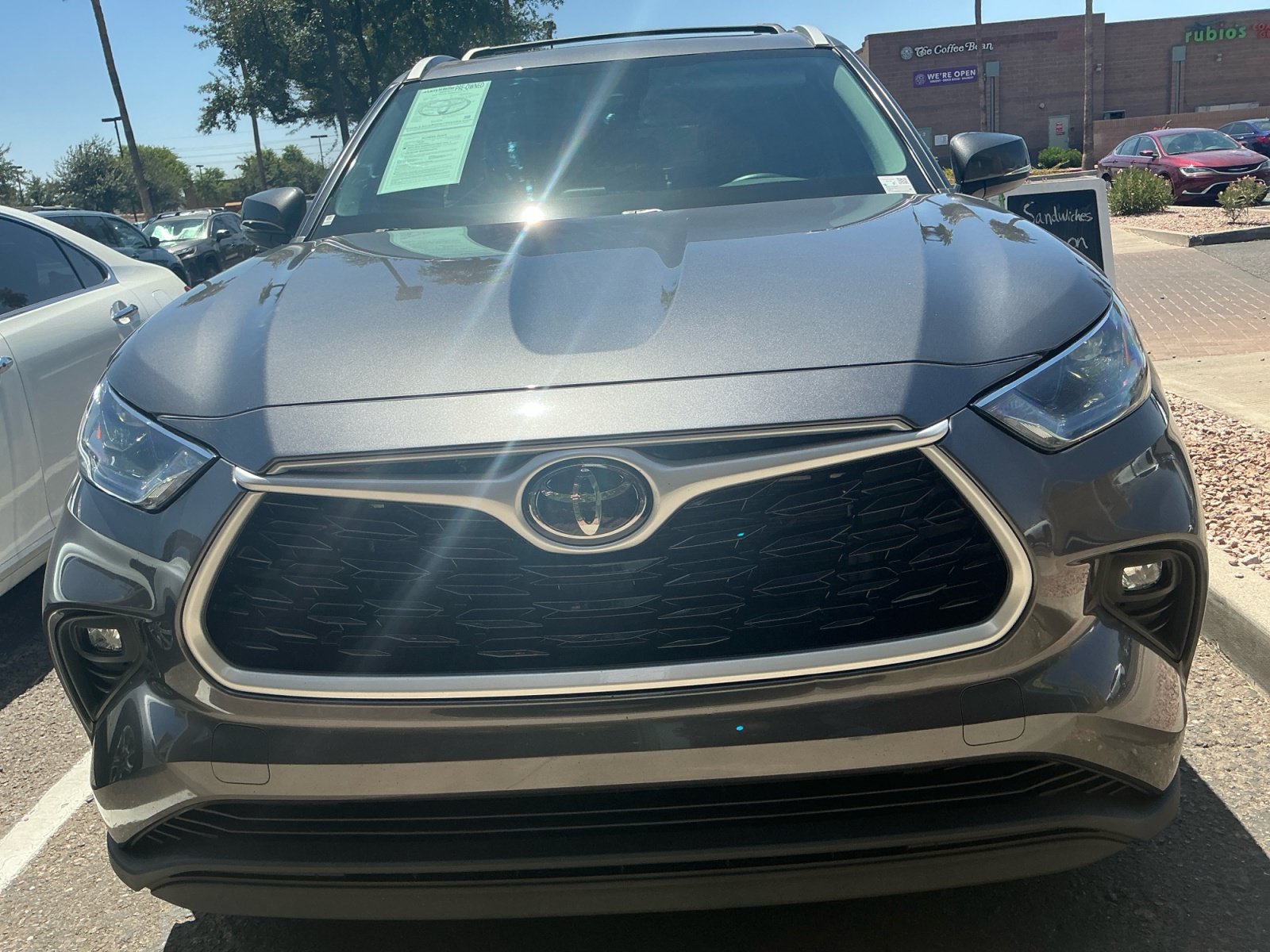 Used 2022 Toyota Highlander XLE AWD/4WD image 10
