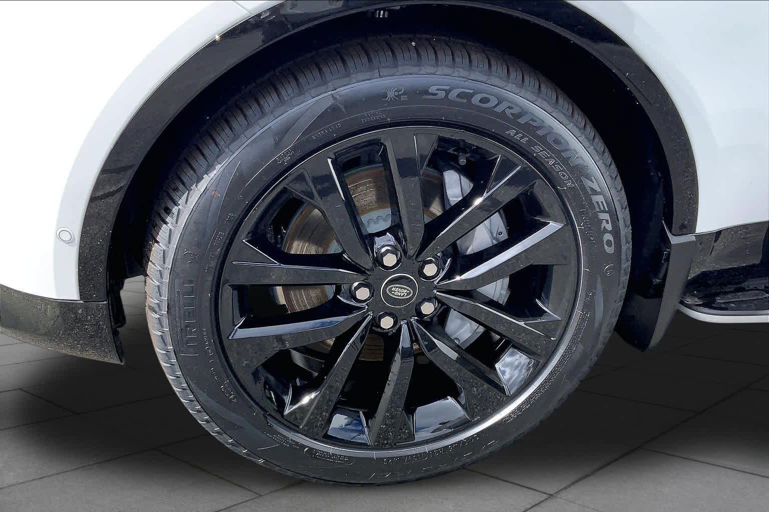 New 2026 Land Rover Discovery Dynamic SE AWD/4WD image 16