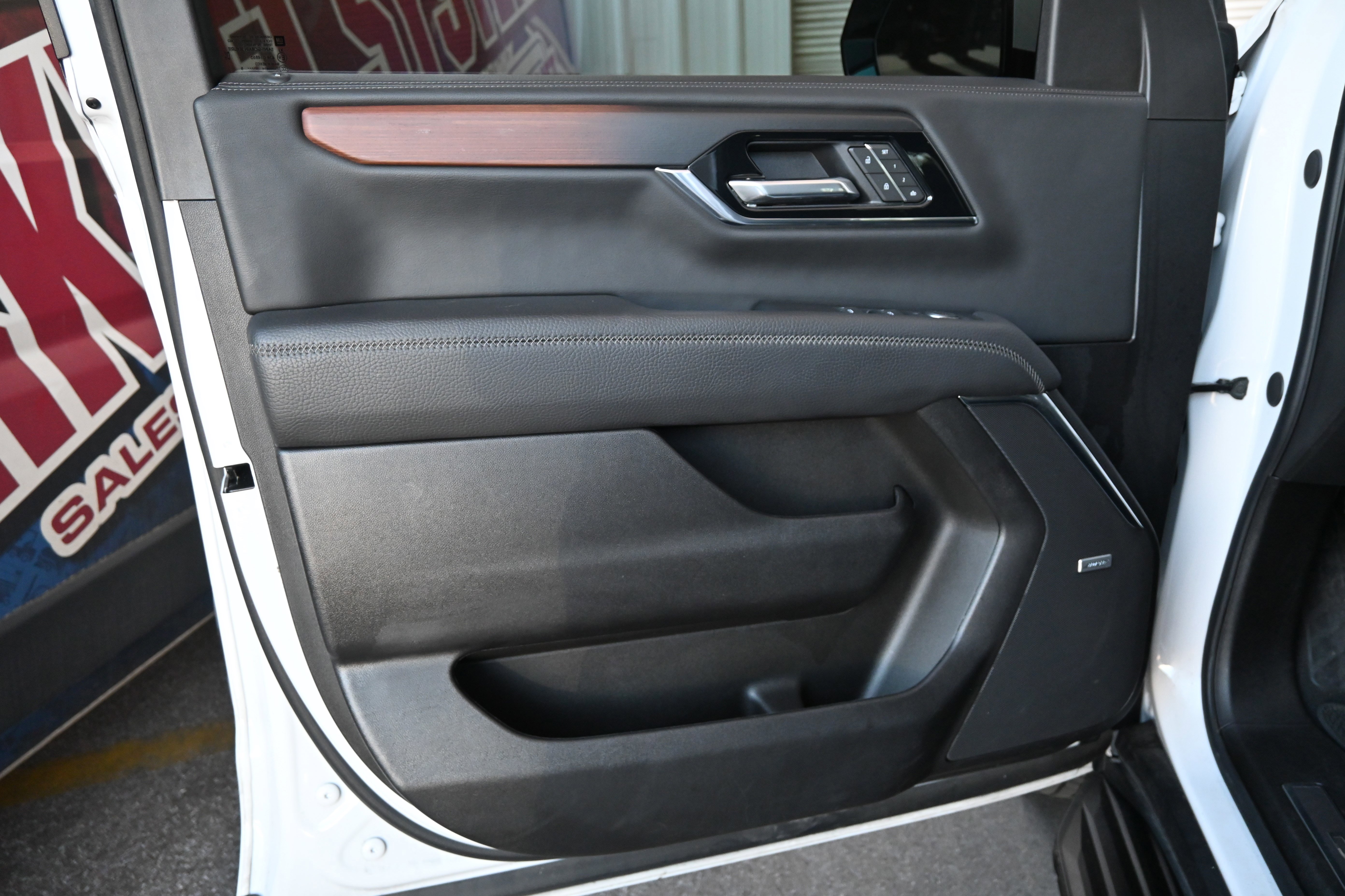 Used 2025 GMC Yukon Denali AWD/4WD image 14