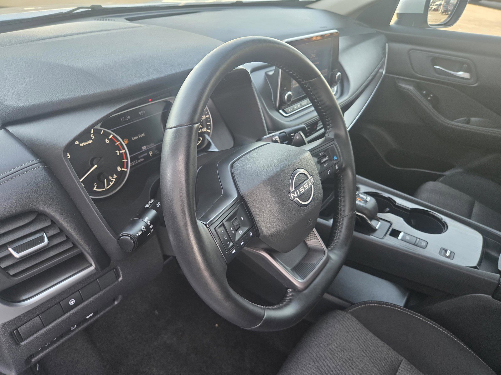 Used 2025 Nissan Rogue SV FWD image 10