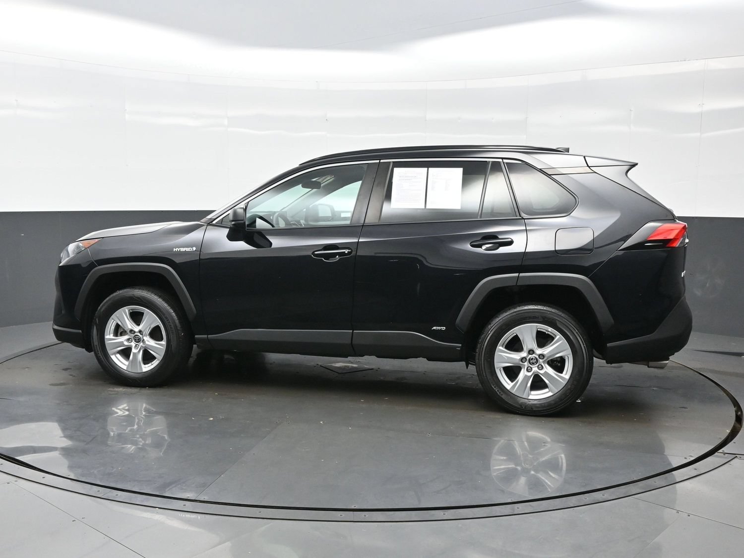 Used 2021 Toyota RAV4 LE AWD/4WD image 3