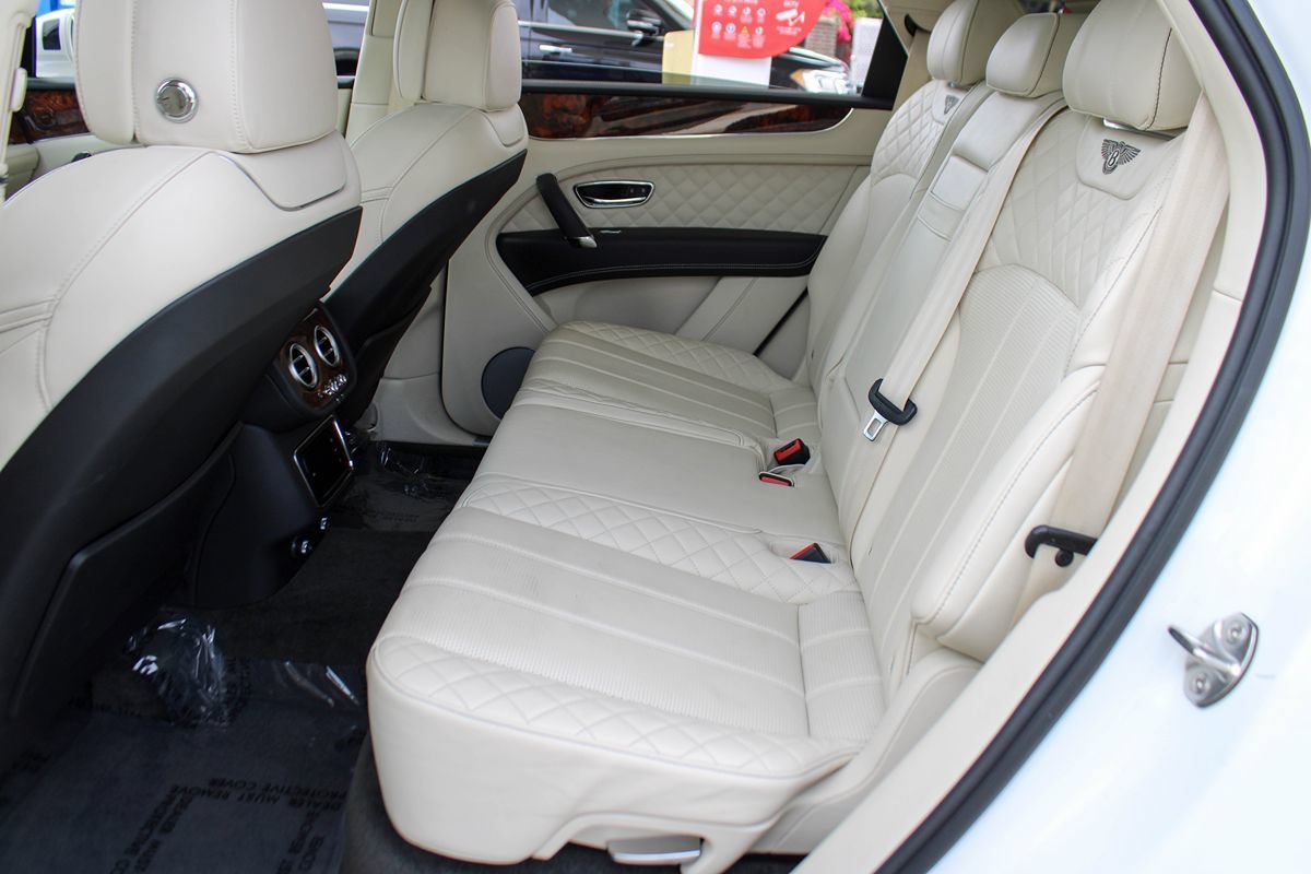 Used 2020 Bentley Bentayga Plug-In Hybrid AWD/4WD image 17