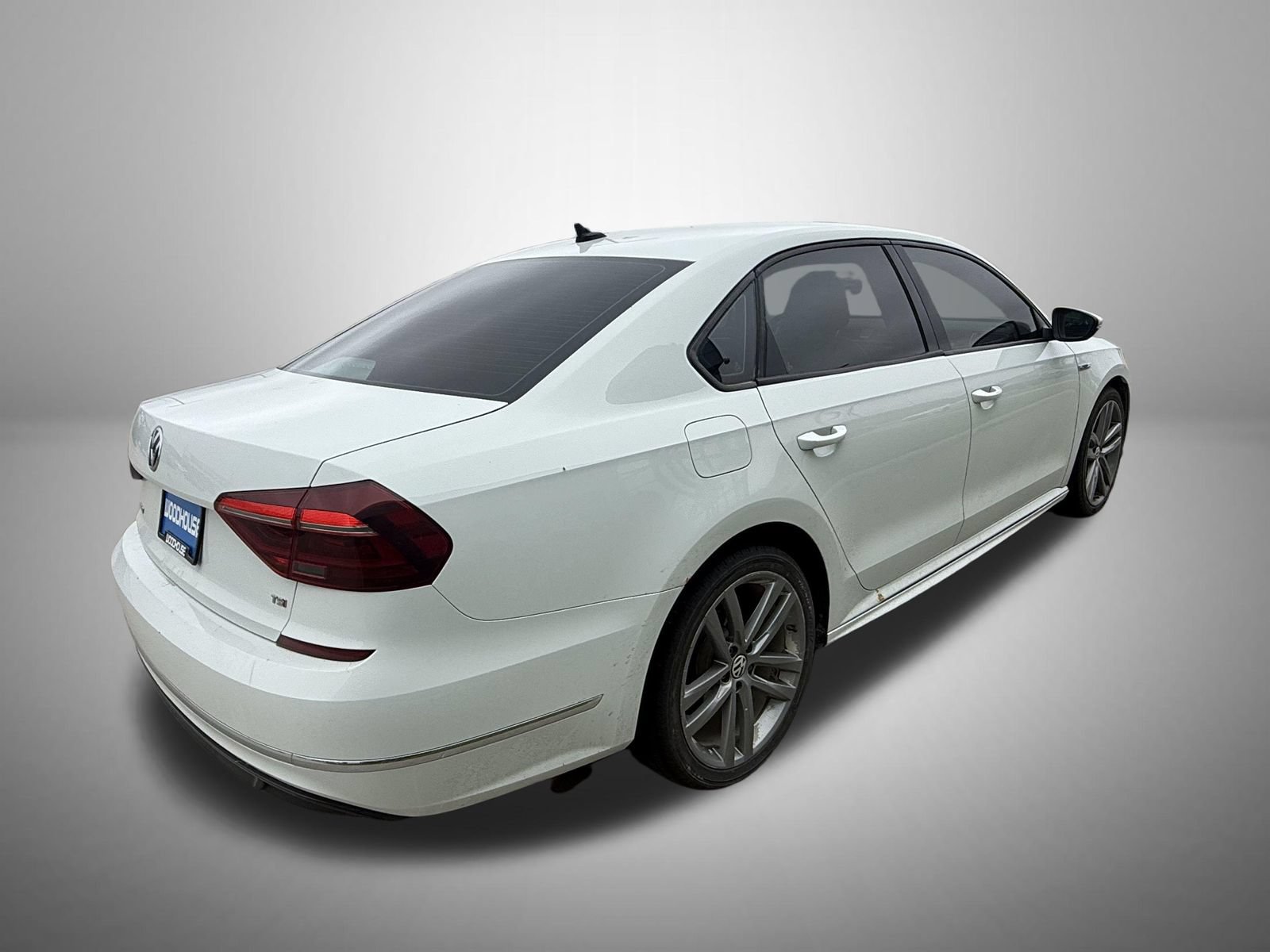 Used 2018 Volkswagen Passat 2.0T R-Line w/ R-Line Lighting Package FWD image 3