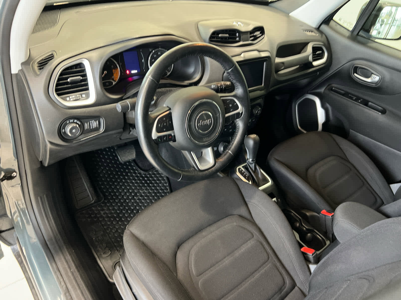 Used 2018 Jeep Renegade Latitude w/ Cold Weather Group AWD/4WD image 13