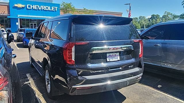 Used 2023 GMC Yukon XL SLT w/ SLT Premium Package AWD/4WD image 3