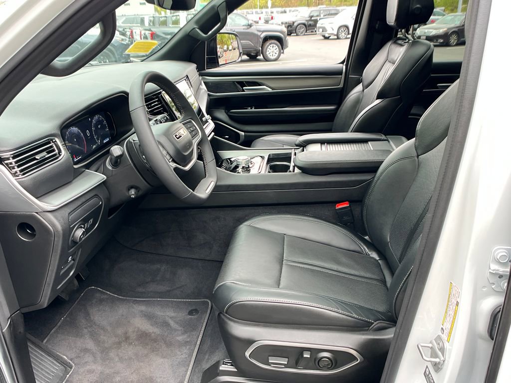 Used 2025 Jeep Wagoneer 4WD w/ Premium Group I image 9