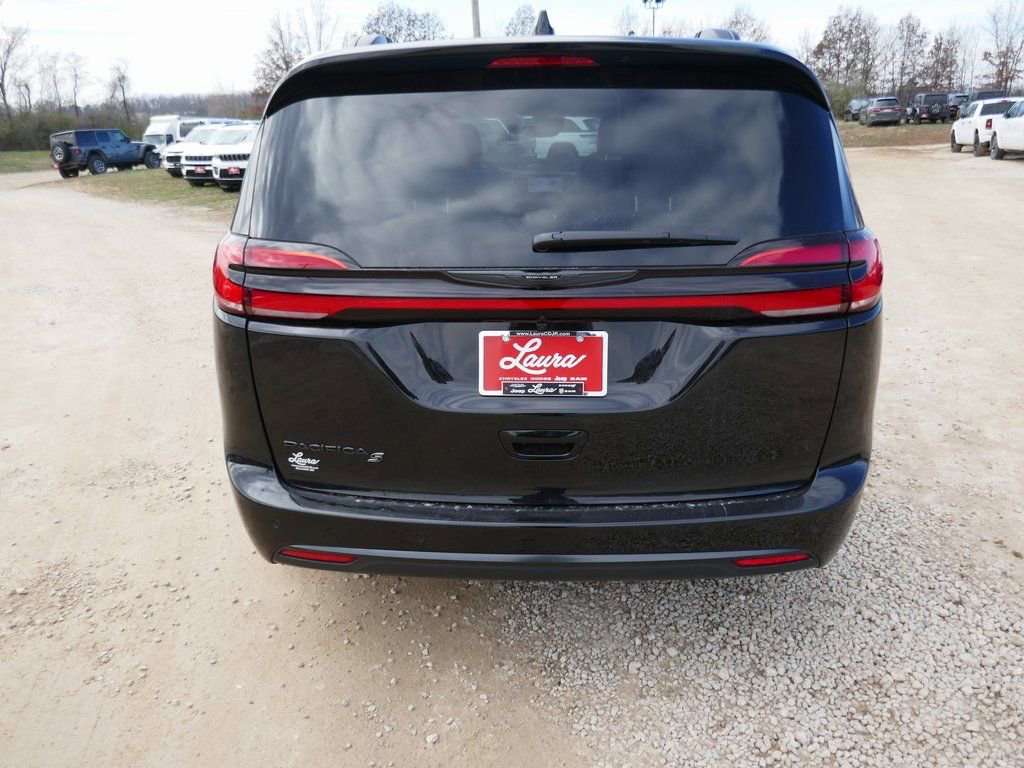 New 2026 Chrysler Pacifica Select w/ S Appearance Package image 5