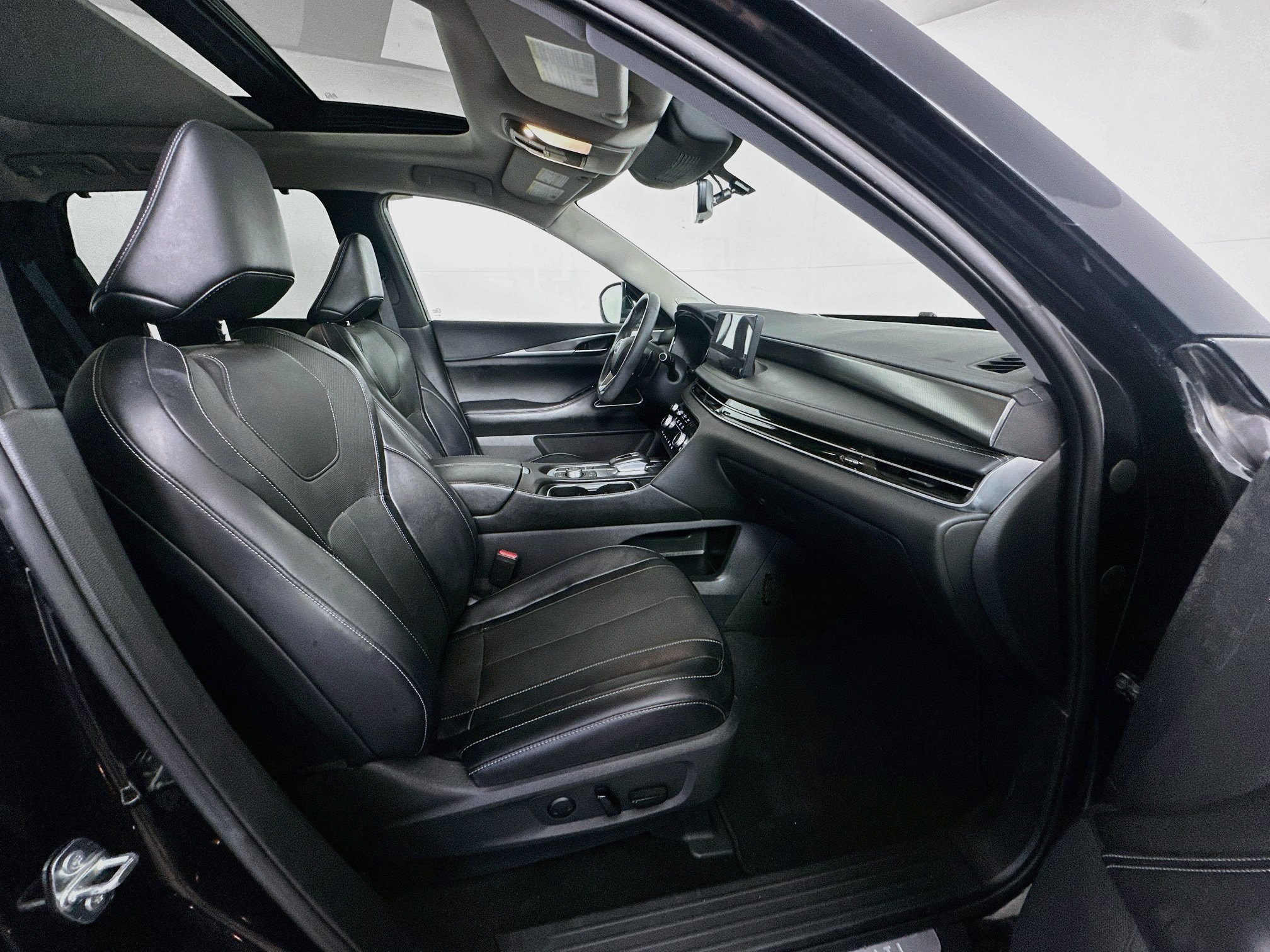 Used 2023 INFINITI QX60 Luxe w/ Performance Audio Package FWD image 34