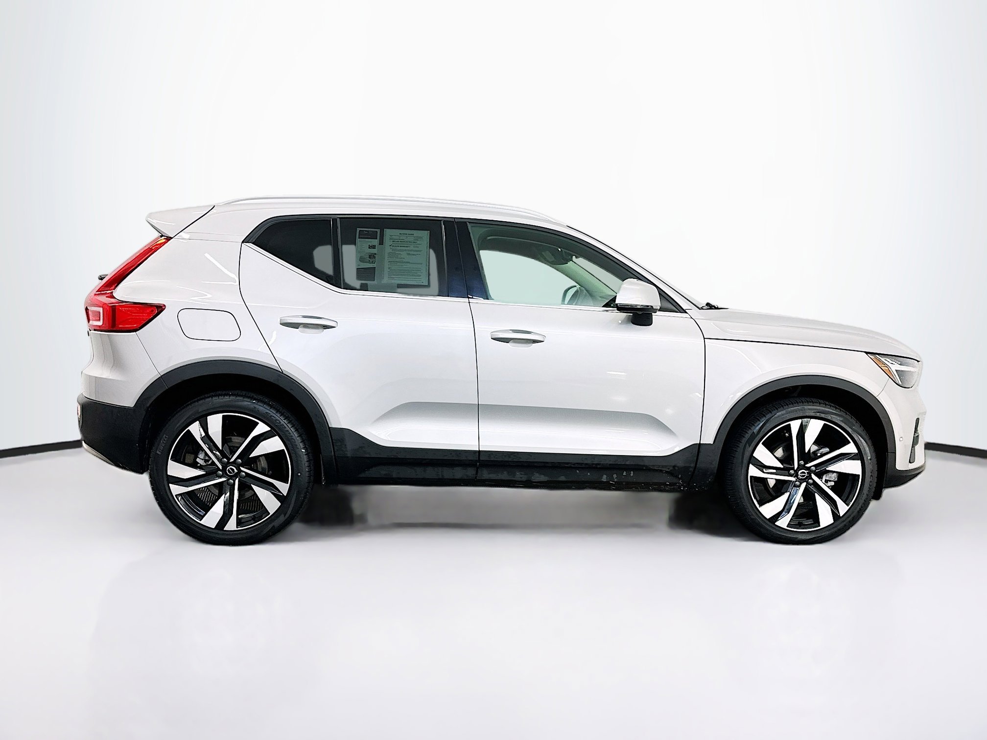 Used 2025 Volvo XC40 B5 Plus image 10
