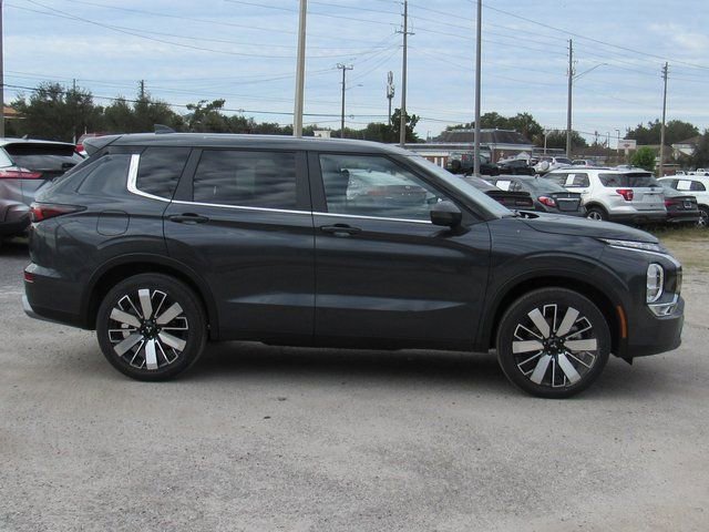 New 2026 Mitsubishi Outlander SE image 2