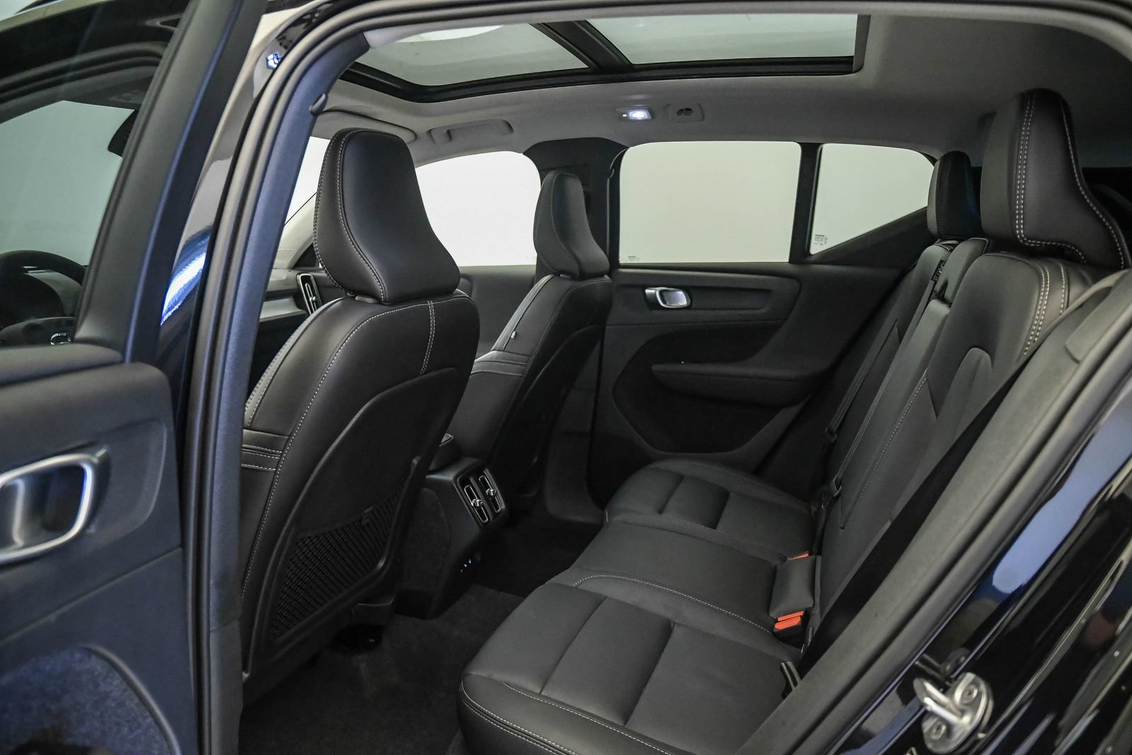 Certified 2026 Volvo XC40 B5 Plus AWD/4WD image 19