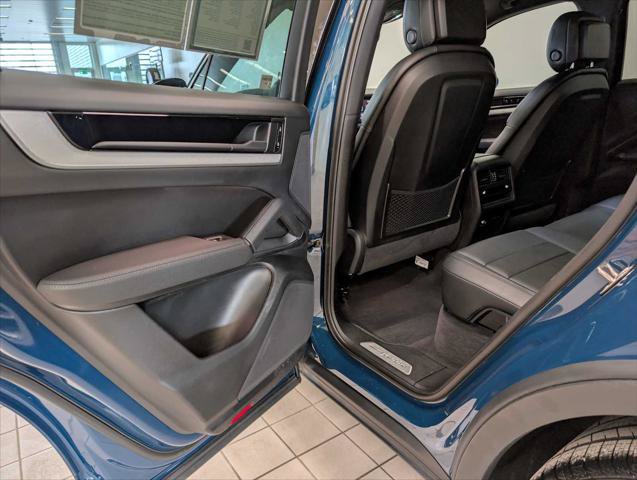 Used 2025 Porsche Cayenne AWD/4WD image 17
