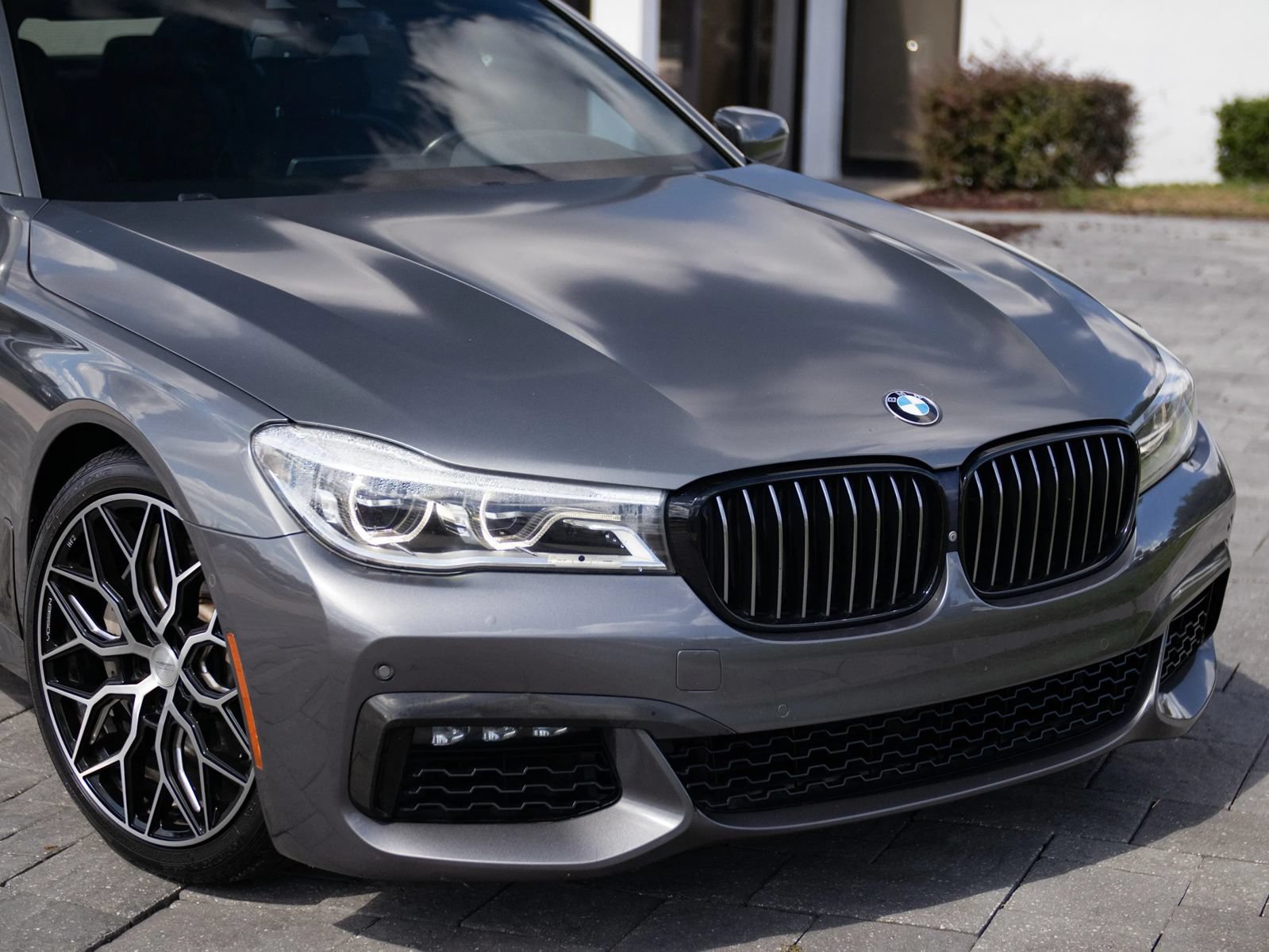 Used 2019 BMW 750i w/ M Sport Package RWD image 3