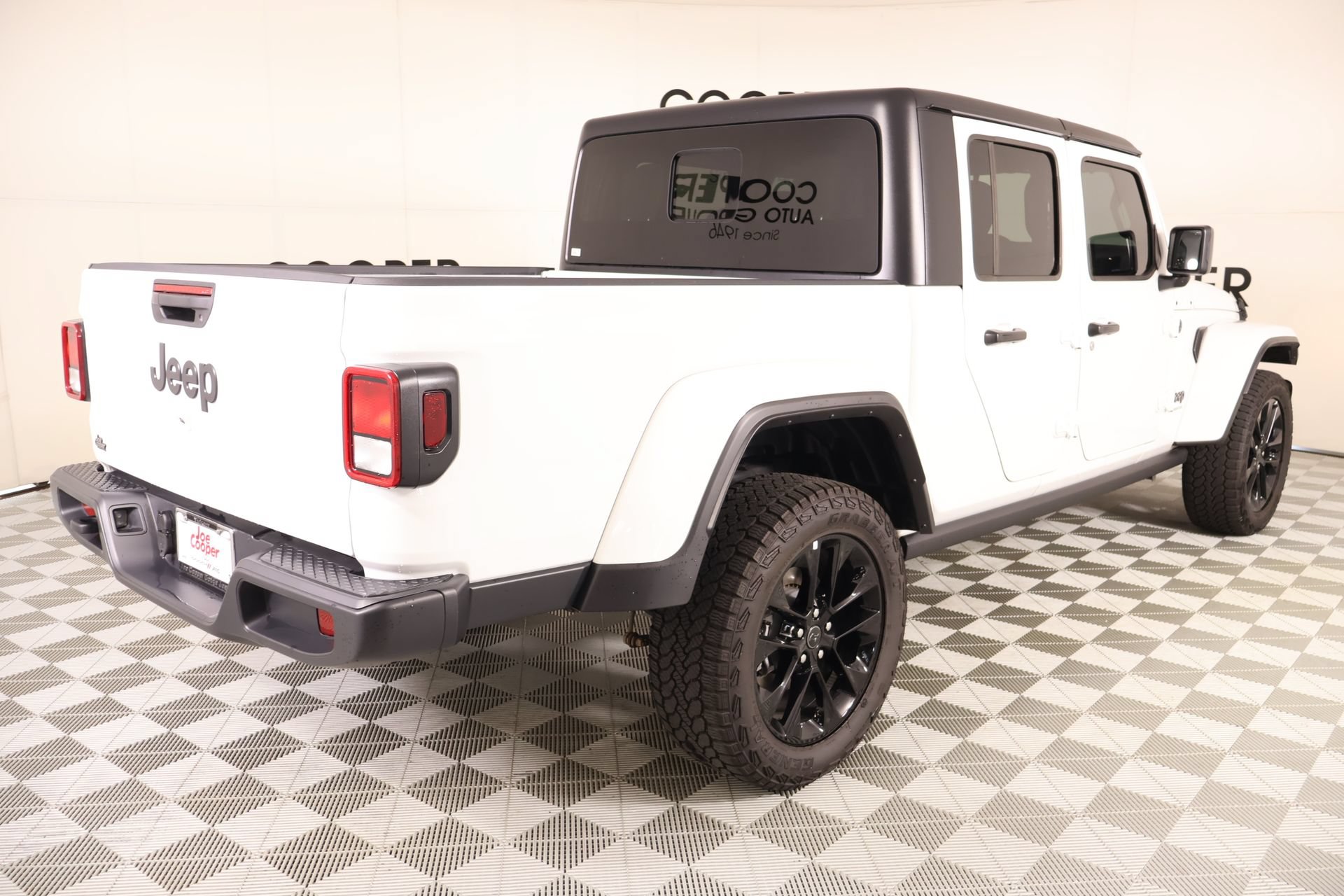 Used 2025 Jeep Gladiator Mojave AWD/4WD image 19